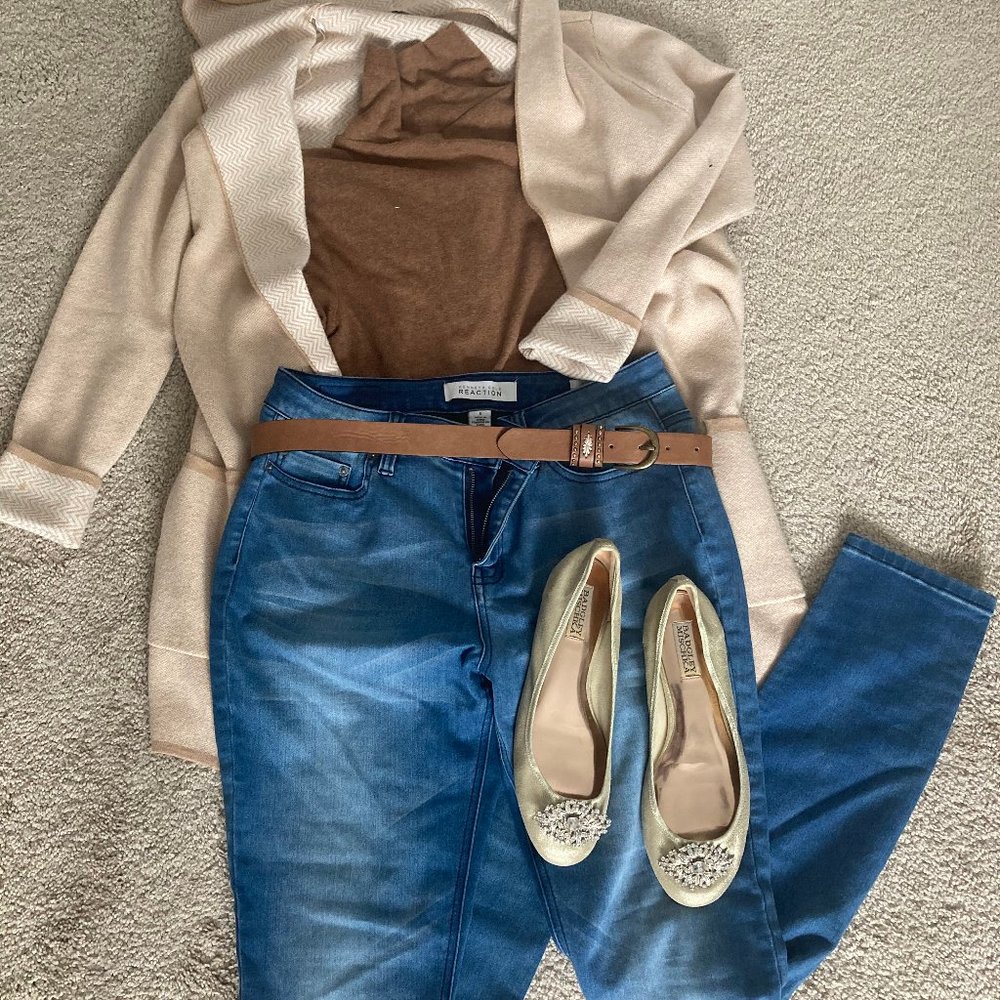 Cozy cream cotton cardigan with hood